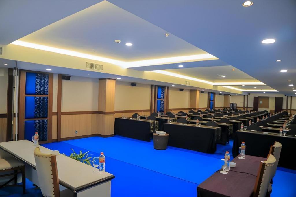 Grand Qin Hotel Banjarbaru Extérieur photo