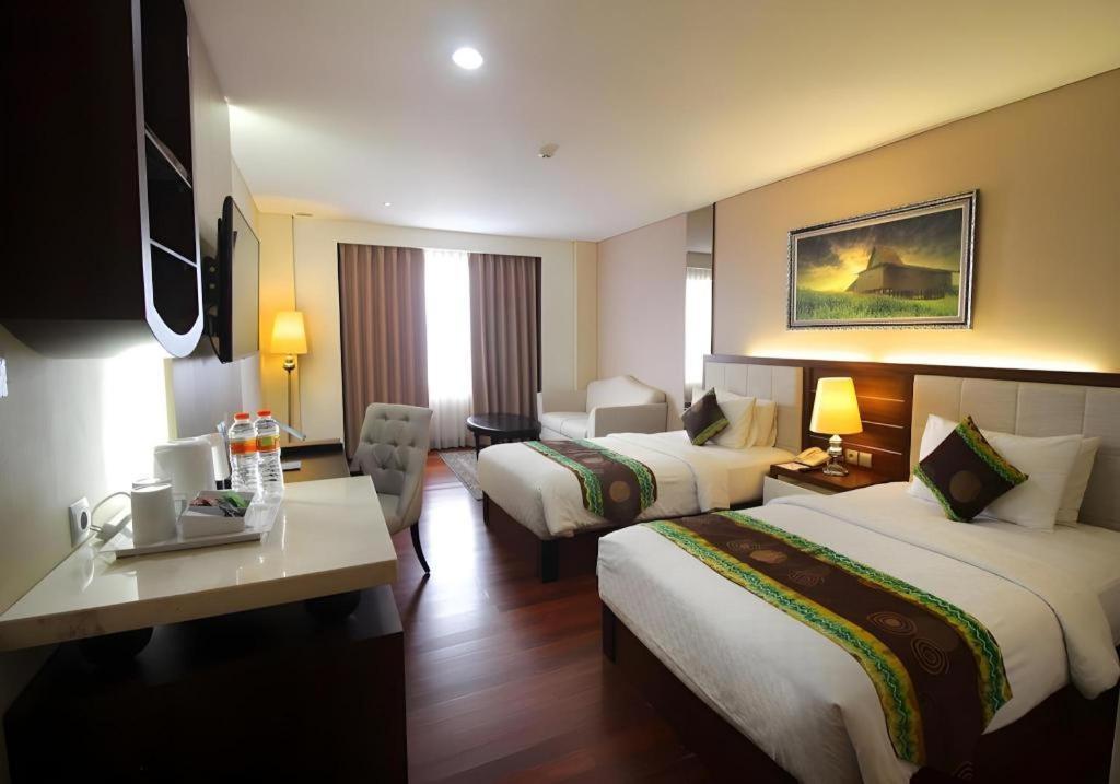 Grand Qin Hotel Banjarbaru Extérieur photo
