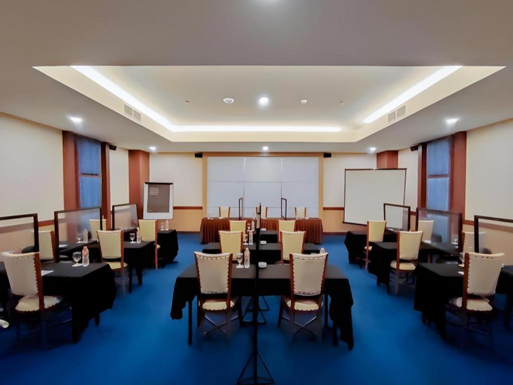 Grand Qin Hotel Banjarbaru Extérieur photo