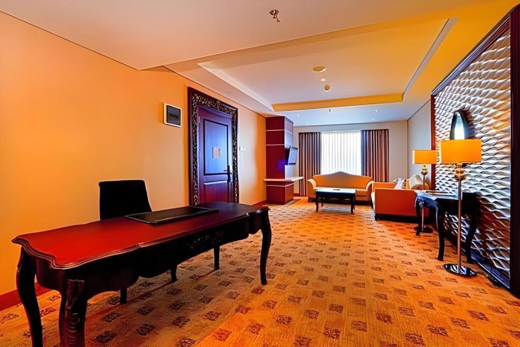 Grand Qin Hotel Banjarbaru Extérieur photo