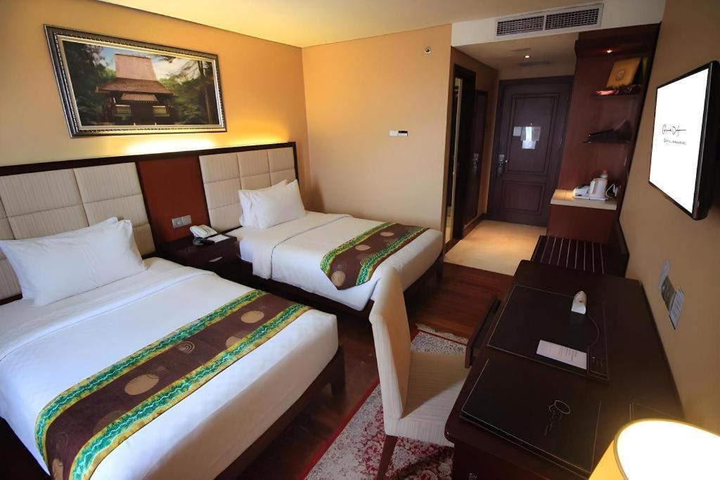 Grand Qin Hotel Banjarbaru Extérieur photo