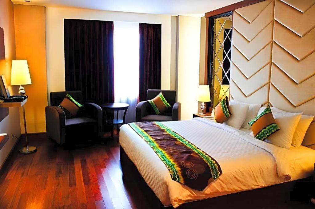 Grand Qin Hotel Banjarbaru Extérieur photo