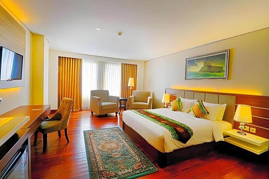 Grand Qin Hotel Banjarbaru Extérieur photo