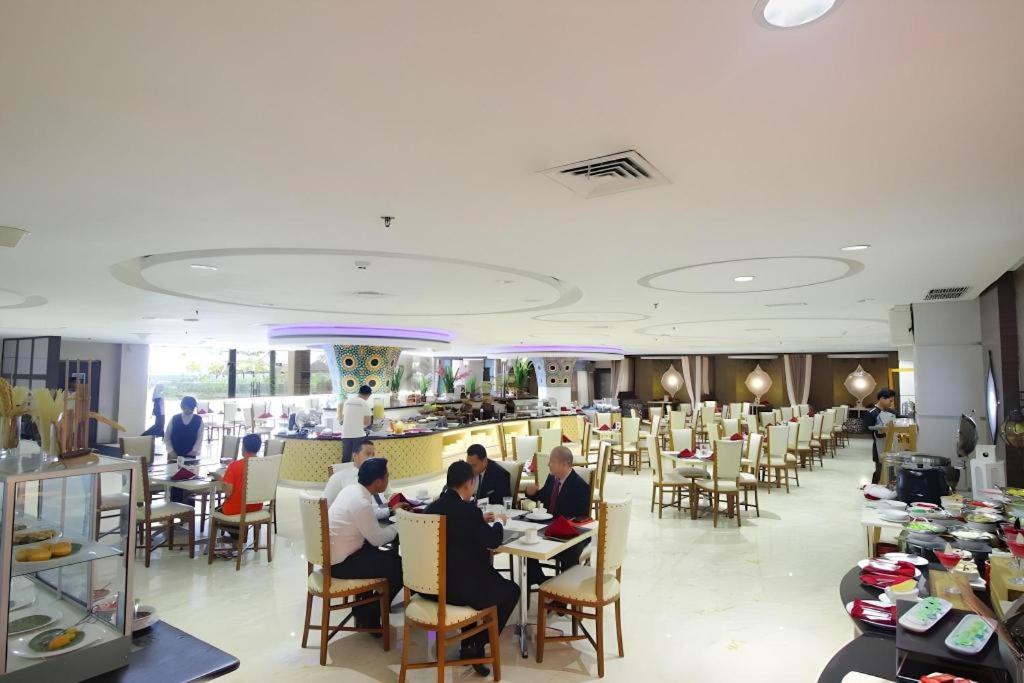 Grand Qin Hotel Banjarbaru Extérieur photo