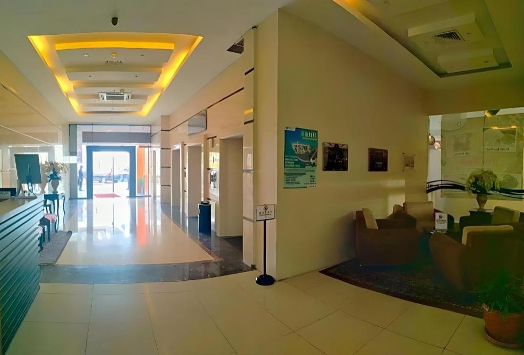 Grand Qin Hotel Banjarbaru Extérieur photo